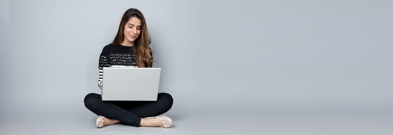 woman, laptop, blogging
